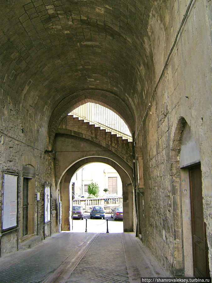 Внутренняя арка Ратуши Тарквиния, Италия