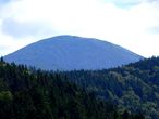 Удивительно симметричная и круглая вершина г. Ичара. Высота горы 1022 м.