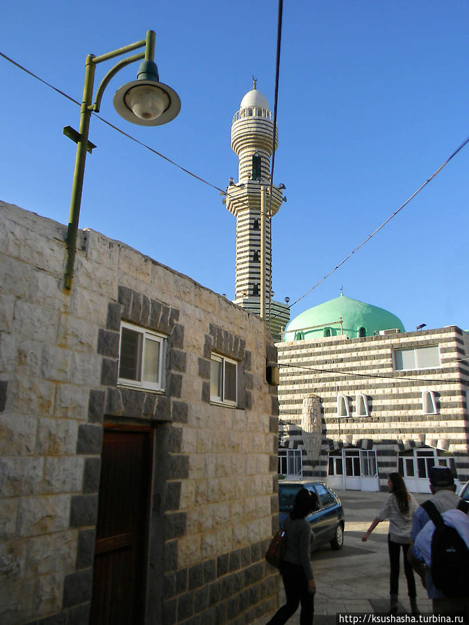 мечеть, украшенная плитками в черно-белую полоску на турецкий манер Кфар-Кама, Израиль