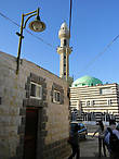 мечеть, украшенная плитками в черно-белую полоску на турецкий манер