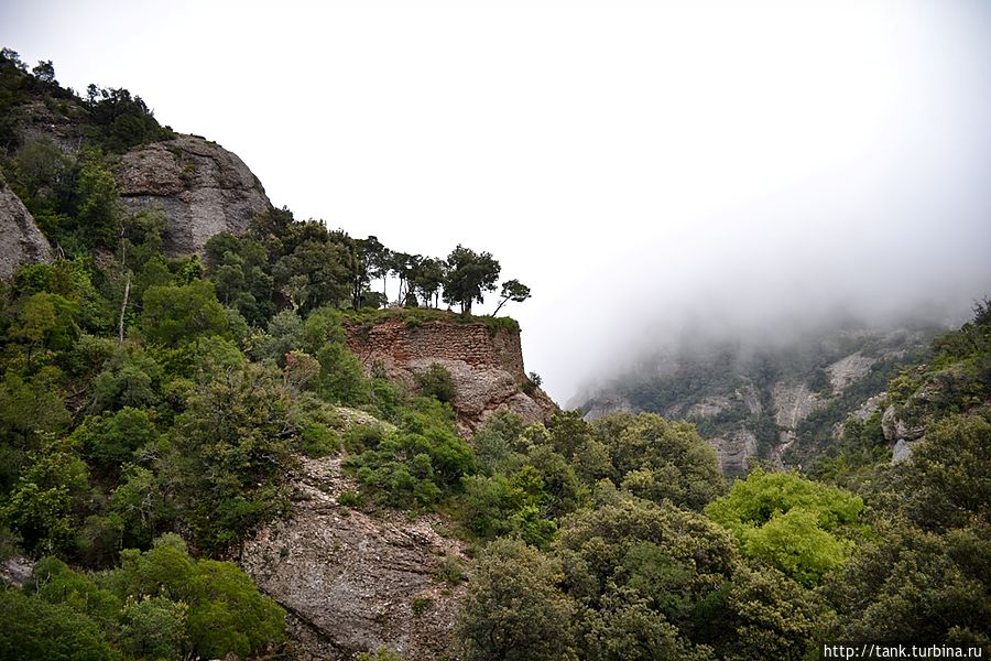 Зубастая вершина, была окутана облаками. Монастырь Монтсеррат, Испания