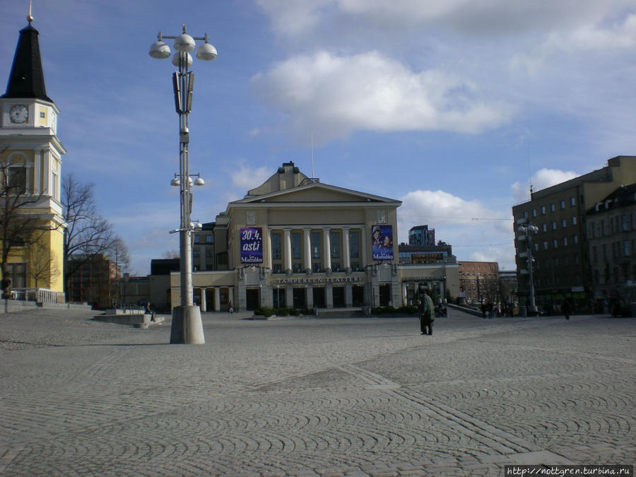 Центральная площадь города — Keskustori . Слева здание Vanha kirkko, справа —  Tampereen Teatteri
