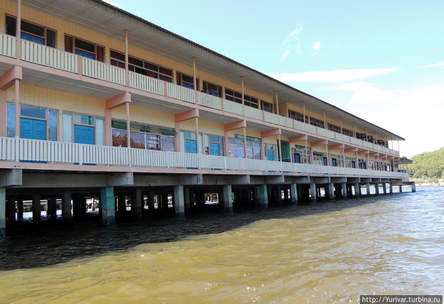 Здание школы в столичной водной деревне Бандар-Сери-Бегаван, Бруней