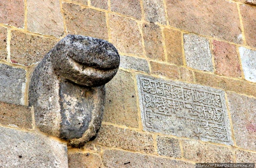 Древние стены и ворота Дербентской крепости