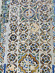 Одним из украшений дворца служат керамические панели — наследие мавританской архитектуры — азулежу. В данном случае мы наблюдаем не отреставрированный образец.