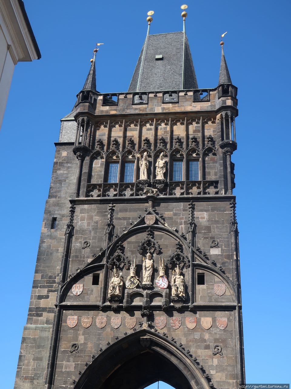 Восточная мостовая башня (Староместская мостовая башня). у башни было двойное предназначение. Во-первых: изначально ее ворота были оснащены опускающейся решеткой, и башня служила частью городского укрепления, защищавшего мост и не раз спасавшего Старый Город (Staré Město) от разрушения. Во-вторых, Староместская мостовая башня была еще и триумфальной аркой на «Королевской дороге». Прага, Чехия