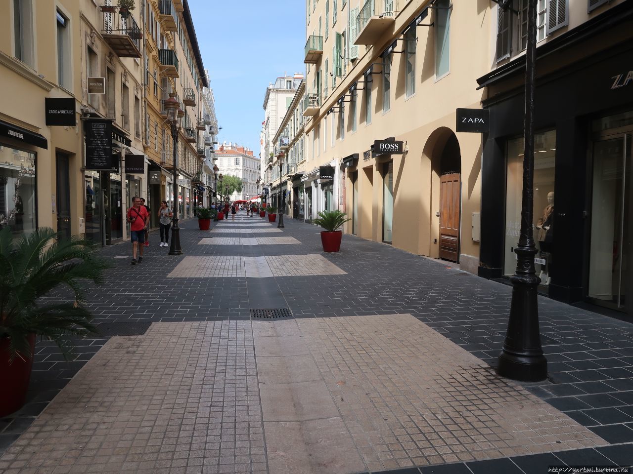 Одна из торговых улиц Ниццы. Ницца, Франция