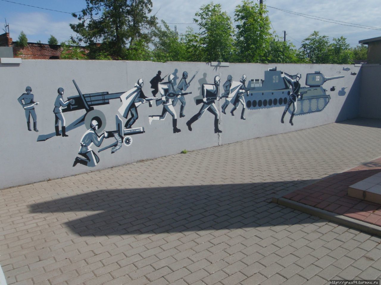 Памятник погибшим заводчанам / Monument to the dead factory workers