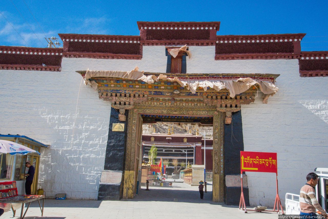 Самая большая буддийская ступа в Тибете