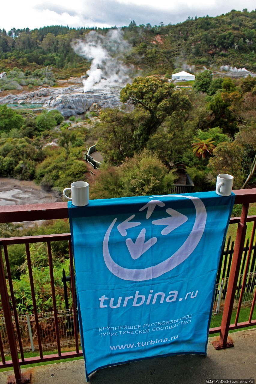 А из нашего окошка видно гейзера немножко... Роторуа, Новая Зеландия