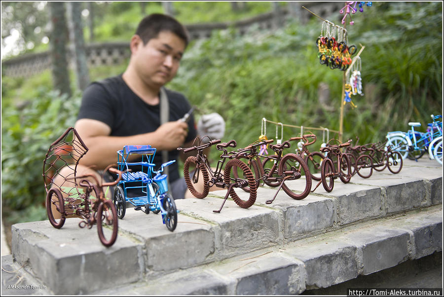 На дорожках парка умельцы продают свои сувениры. Велосипед для китайцев — один из символов нации...
* Пекин, Китай