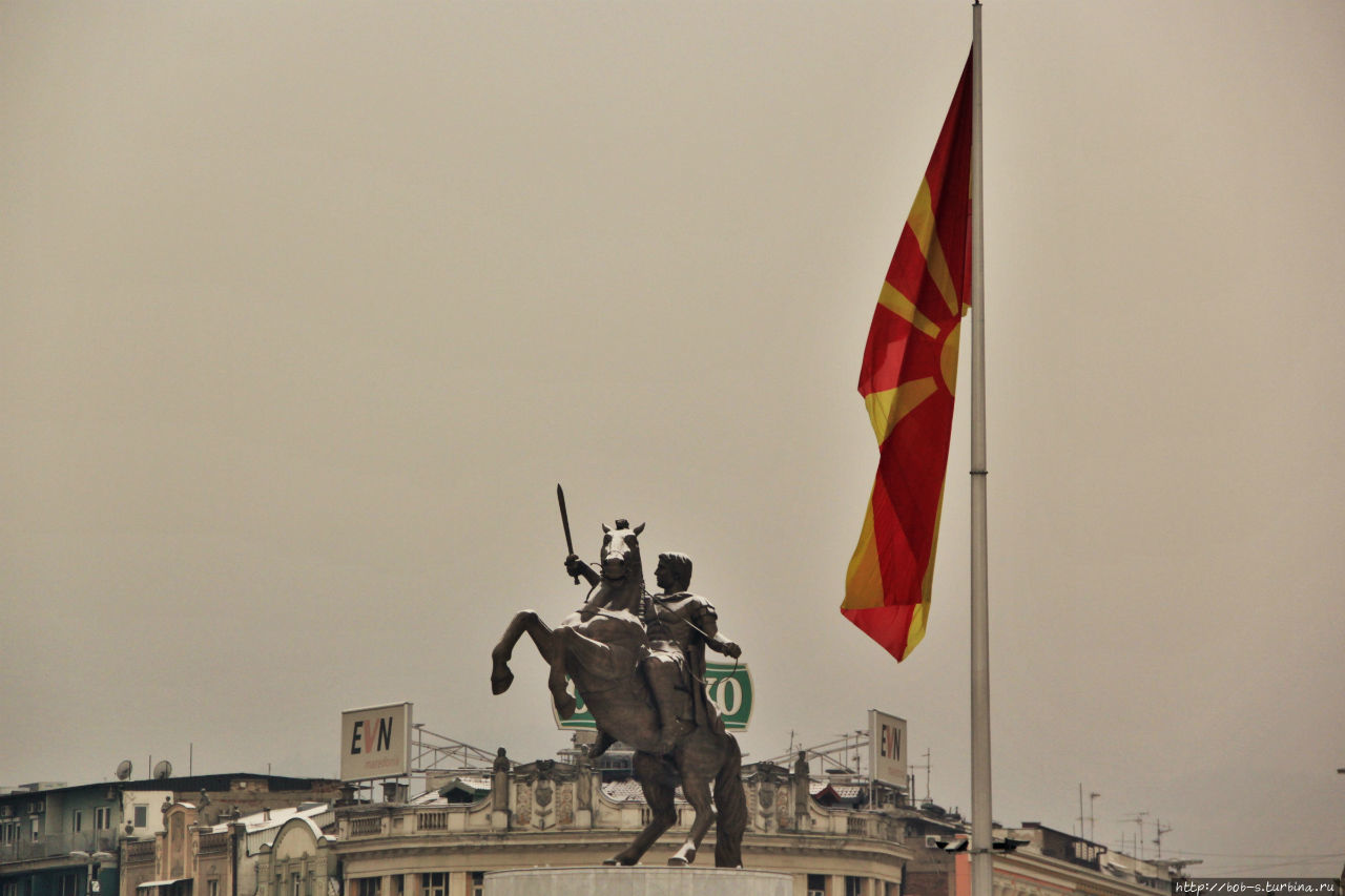 Флаги в Македонии массивные, маленьких не видел, что не флагшток, так на нём огромный стяг Скопье, Северная Македония