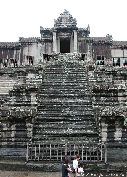 Центральная леастница, ведущая во внутреннюю галерею Ангкор Вата