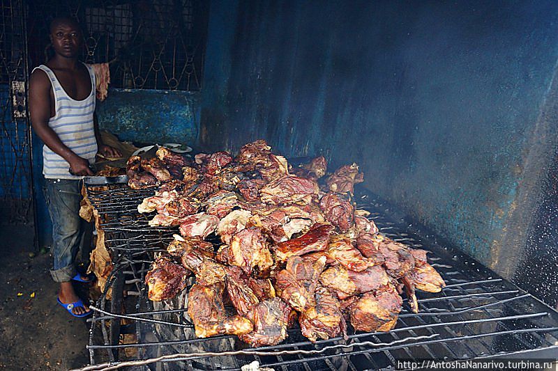 Жарят баранину-гриль
