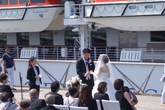 Свадебная церемония в порту Иокогамы на фоне корабля.