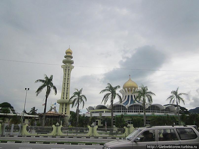 Пенанг. Национальная(negeri) мечеть и китайские храмы