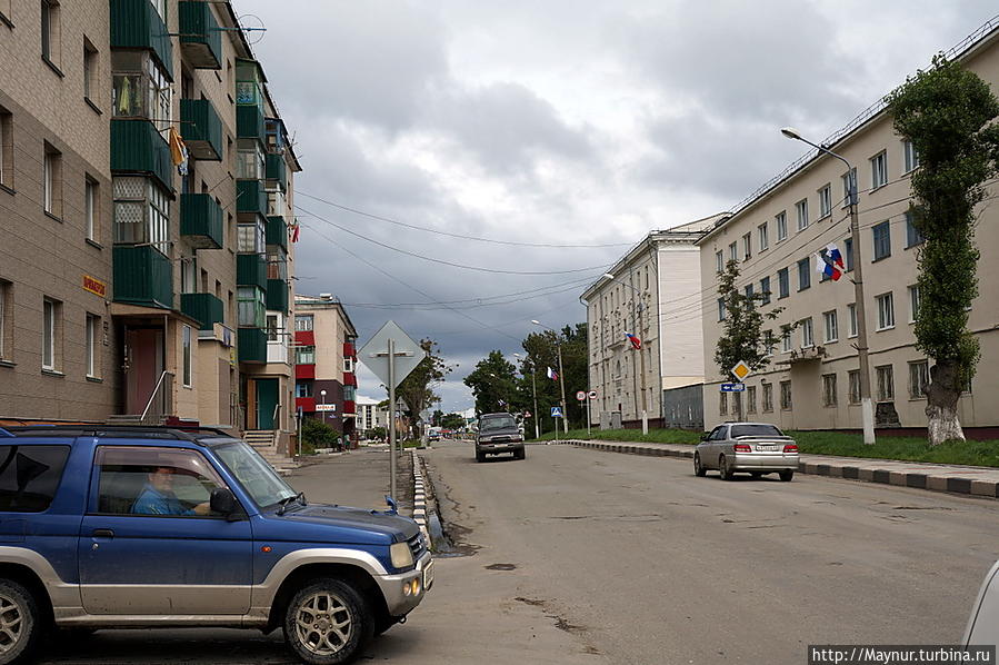 В  городе   практически   одна   улица,  названная   в   честь  В.  И.  Ленина.   Есть  небольшие   улочки  в  сторону  сопки   и   в   сторону   моря.  Сам   город   зажат   с  одной   стороны   морем.  с  другой —   Южно —  Камышовым   хребтом.  Под   самым   хребтом   проложена   железная   дорога ,   которая   связывает  город  с   Холмском   и   Ю. Сахалинском. Южно-Сахалинск, Россия