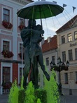 Знаменитый фонтан Целующиеся студенты перед Ратушей в Тарту