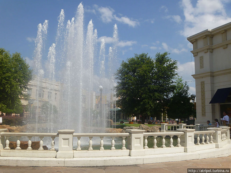 Плюющий фонтан в городе шоппинга — Шривпорте Даллас, CША