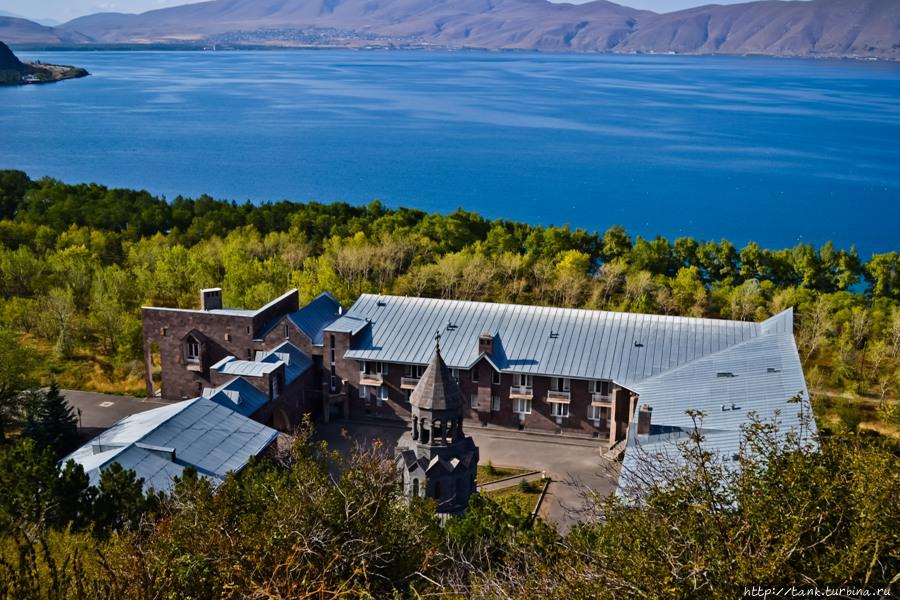 В настоящее время монастырь вновь действует, в нем имеется духовная семинария имени Вазгена I, расположенная чуть ниже церквей Севан, Армения