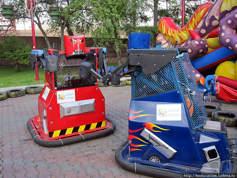 Дети были в безумном восторге, катаясь на таких машинках и боксируя друг друга.