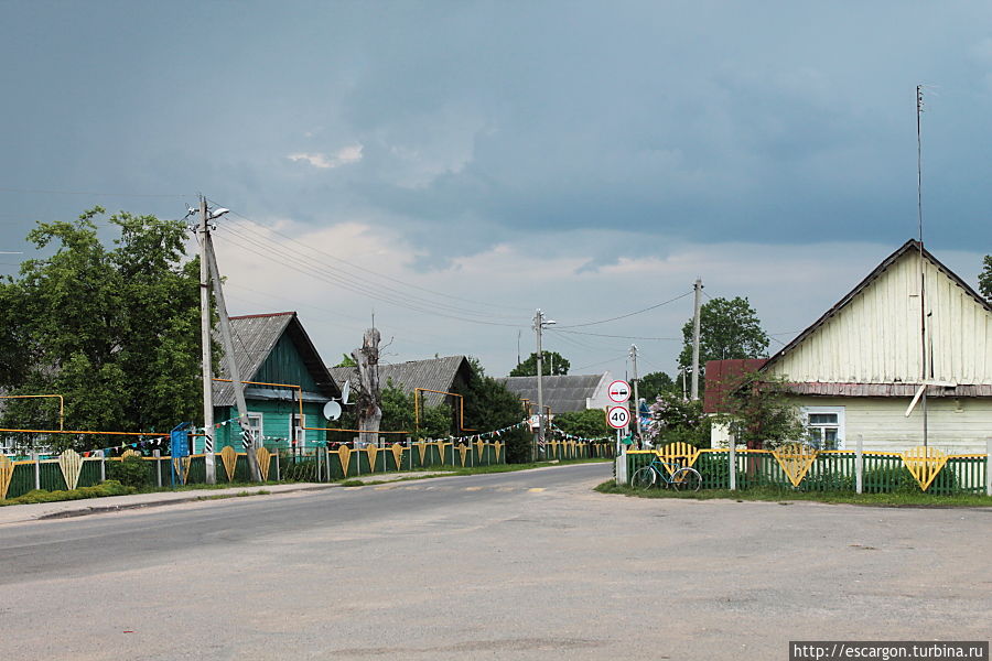 Засели мы где-то недалеко, любуясь деревенькой и странно меняющейся погодой.

Так не хотелось никуда уходить, но похоже природа замышляла что-то страшное.

Она отчетливо говорила: 