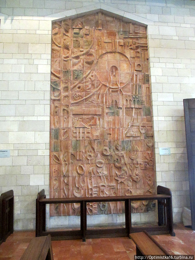 На северной и южной стенах вывешены 17 уникальных портретов Девы Марии, являющиеся подарками Австралии, Англии, Аргентины, Бразилии, Венесуэлы, Венгрии, Испании, Камеруна, Канады, Китая, Ливана, Мексики, Португалии, Польши, США, Франции и Японии