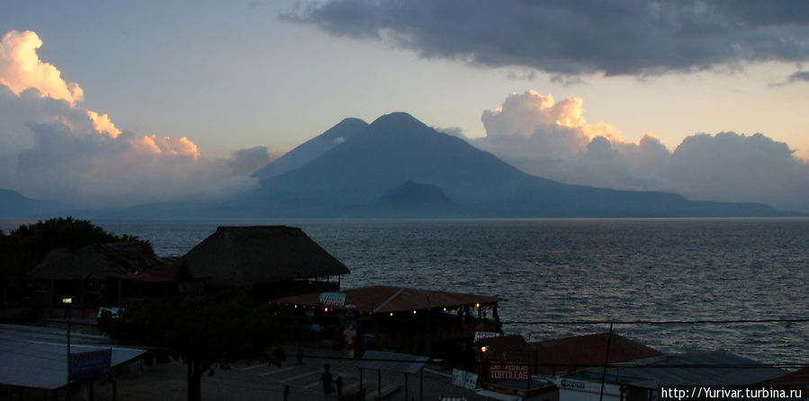 Закат на озере Атитлан Панахачель, Гватемала