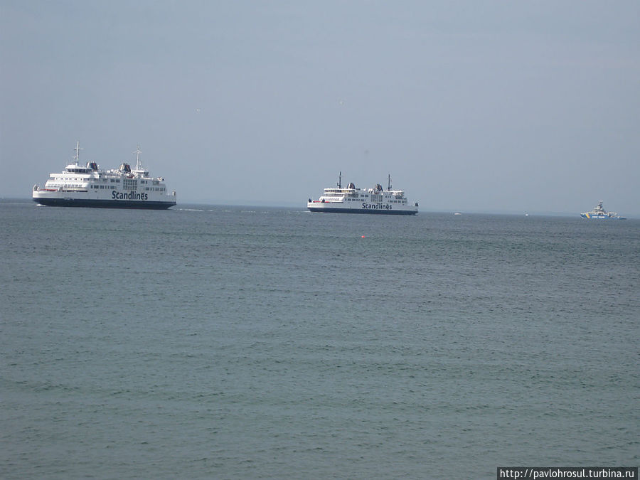 на таких корабликах можно доехать до Дании... Один пливёт в Данию а другой в Швецию