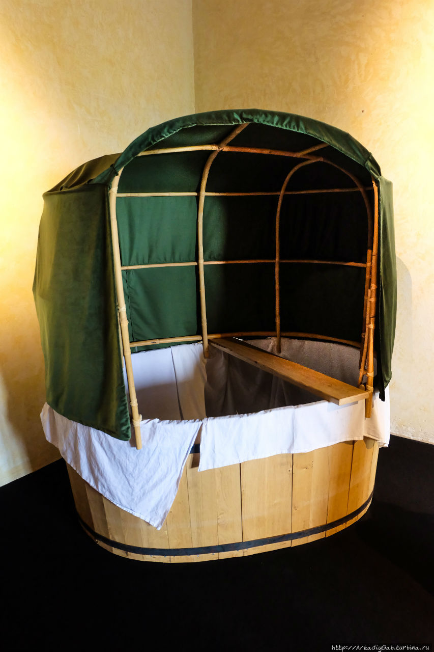 Истории о средневековой роскоши мне лично видятся слегка приукрашенными. Вот так выглядела ванна первой красавицы Франции, а заодно и самой богатой женщины королевства. Лош, Франция