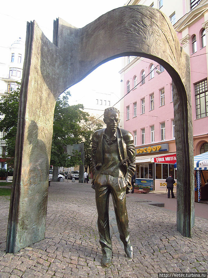 Вскоре мы с Вальком объединились вновь. С девушками встретиться не удалось. По неизвестной мне до сих пор причине, они не смогли приехать. Таким образом, планы немного поменялись. Мы отправились на Арбат. Памятник Булату Окуджаве навел нас на мысль о том, что неплохо бы постритовать и заработать на кофе.