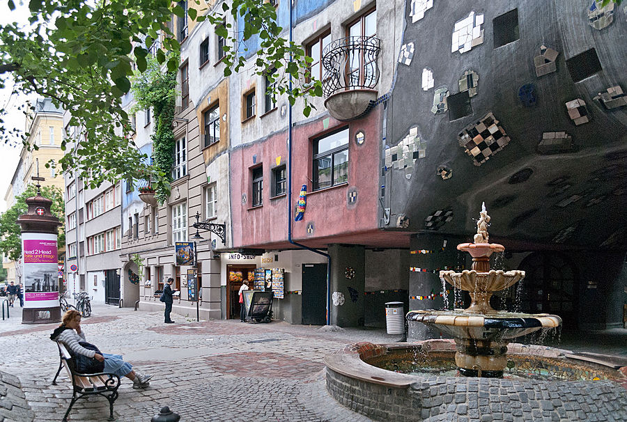 Чувствуется как он хотел сыграть на контрасте с австрийской строгостью и педантичностью. Получилось ли у него выиграть?