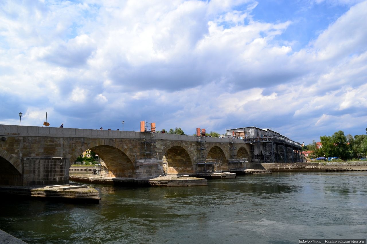 Регенсбург. Каменный мост, сосисочная и их окрестности