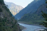 Шумит,   шелестит   водами   река   Бури   Гандаки,   принимая   дары  от   всех   водопадов   и   многочисленных   речек   и   ручейков.