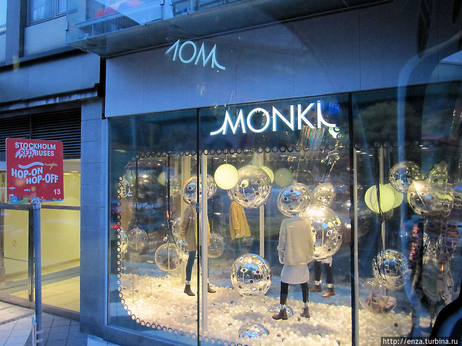 Остановка № 13 Gallerian. Снова сплошные магазины.