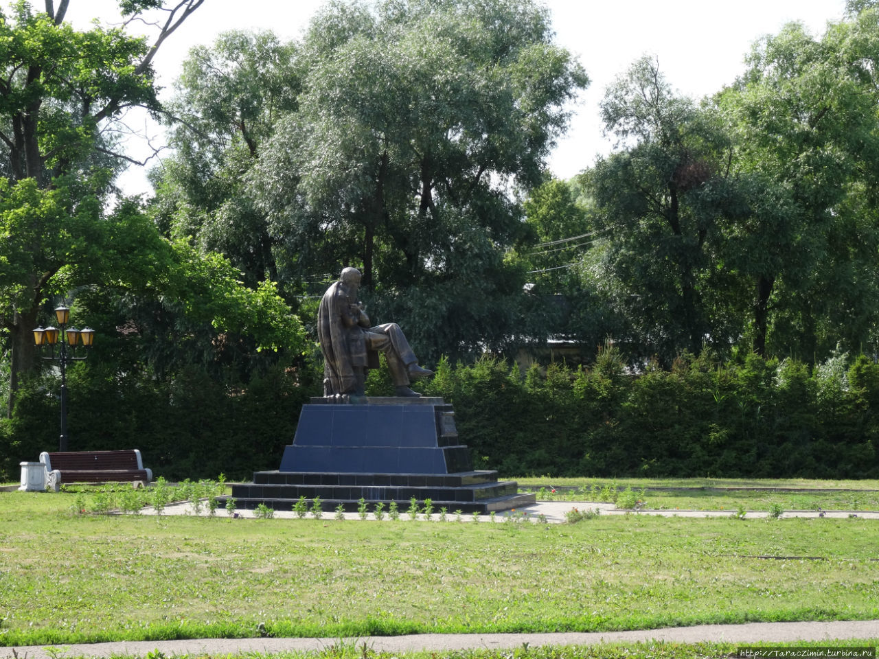 Памятник Ф.М. Достоевскому Старая Русса, Россия