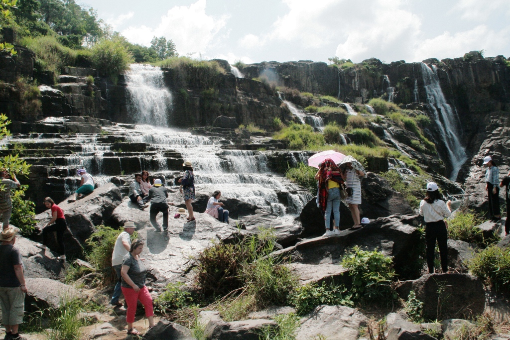 Один из трёх водопадов в окрестностях Далата. Вьетнам