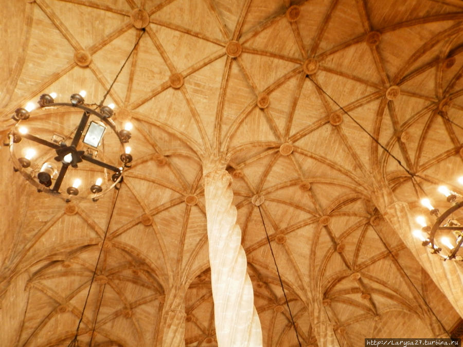 Лонха-де-ла-Седа — Зал сделок со спиральными колоннами и звёздным сводом. Валенсия, Испания