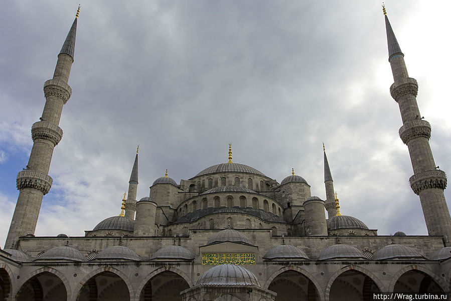 Вот так из архитектурных шедевров одной эпохи вырос архитектурный шедевр другой эпохи.