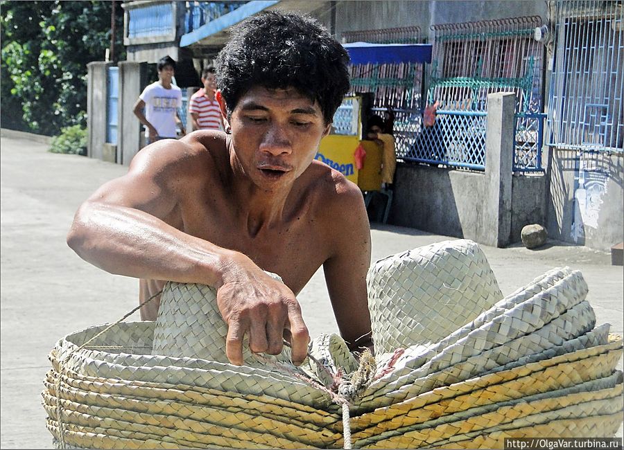 Филиппинец долго укладывал кипы шляп на своей повозке, нельзя, чтобы они упали в пути и помялись...