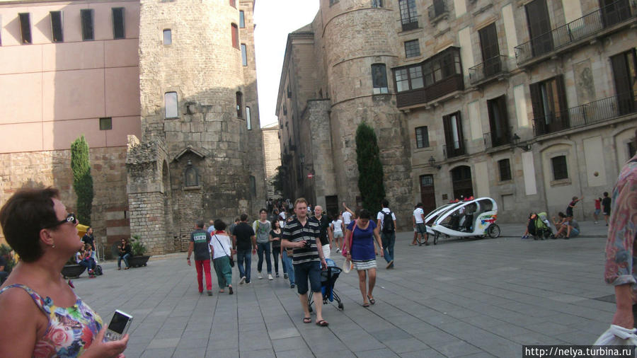 Площадь перед кафедральным собором Барселона, Испания