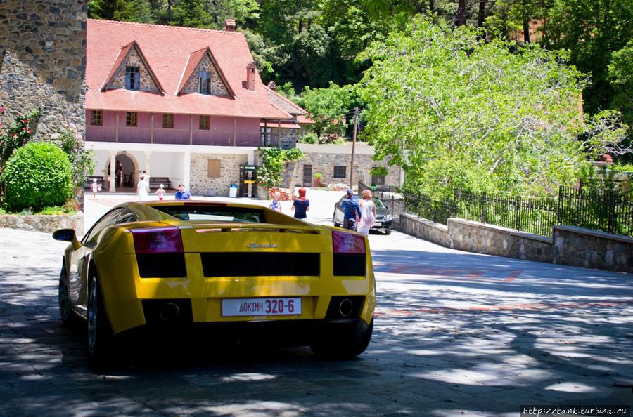 Дороги в горах, приличного качества, ездить можно и на Lamborghini. Горы Троодос, Кипр