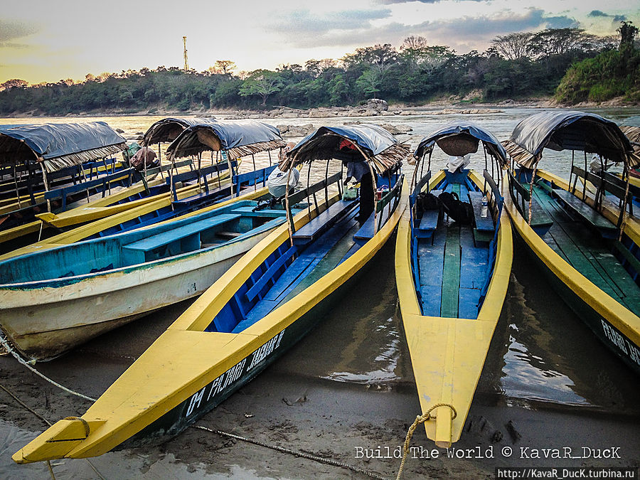 Те самые лодки, отправляющие путешественников в Гватемаллу Мексика
