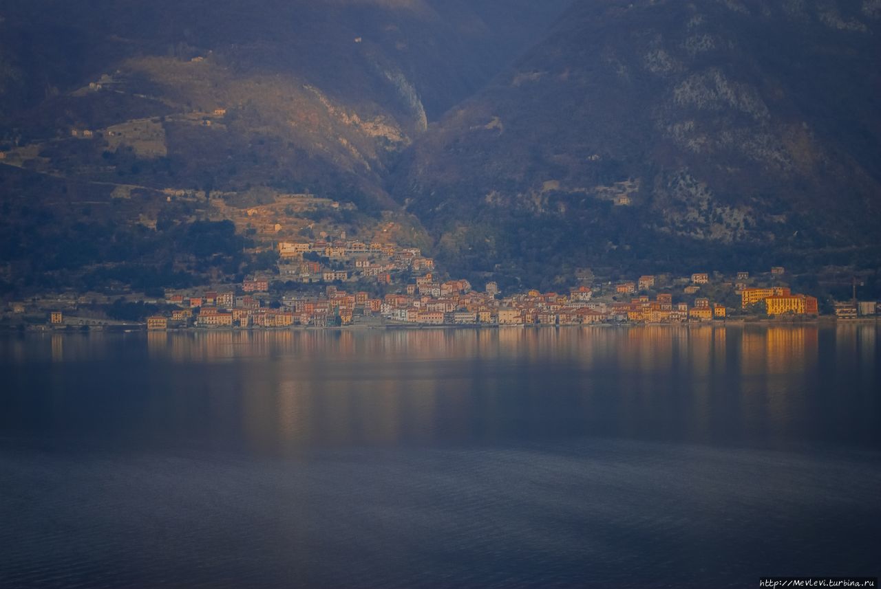 Зимний рассвет на озере Комо Комо, Италия