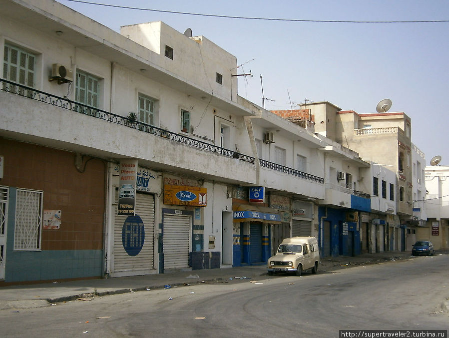 Привокзальная улица днем, в жару Сусс, Тунис