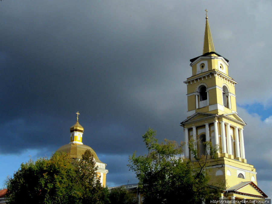 Одна из центральных улиц города — Комсомольский проспект — начинается от здания Спасо-Преображенского кафедрального собора, построенного на рубеже 18-19 веков. Сейчас под его сводами расположены выставки городской художественной галереи. Пермь, Россия