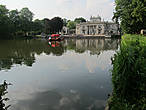 Самый известный дворец парка находится на острове посреди пруда.