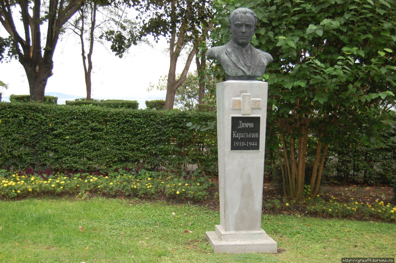 Памятник Димчо Карагьозову / Monument Of Dimcho Karagiozova