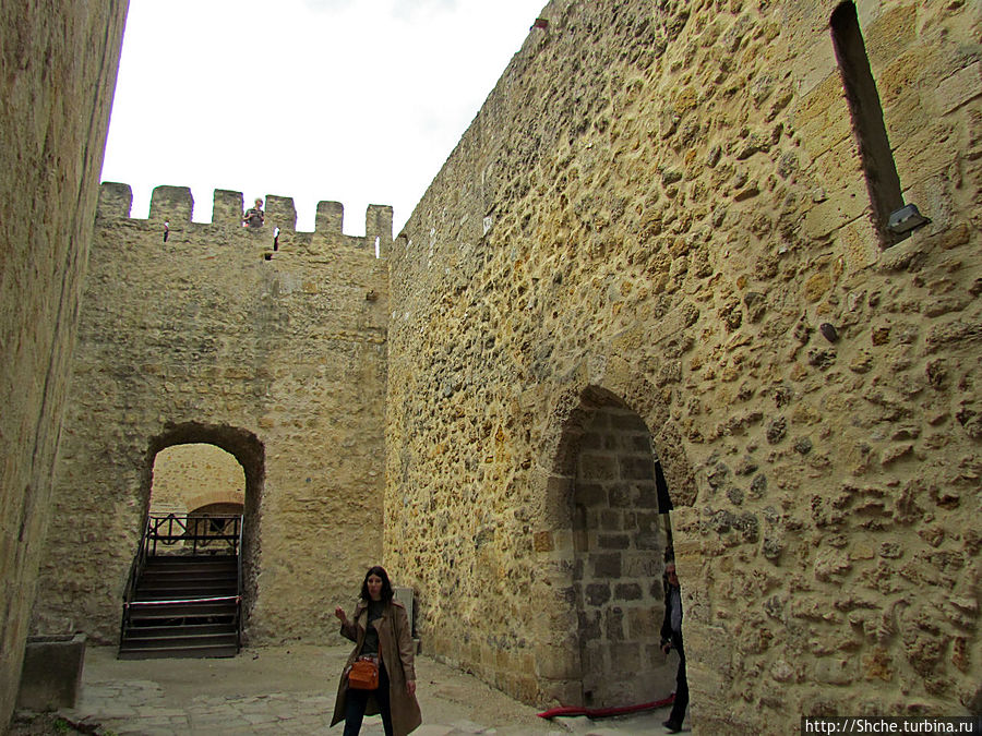 через ворота попадаем внутрь замка Лиссабон, Португалия