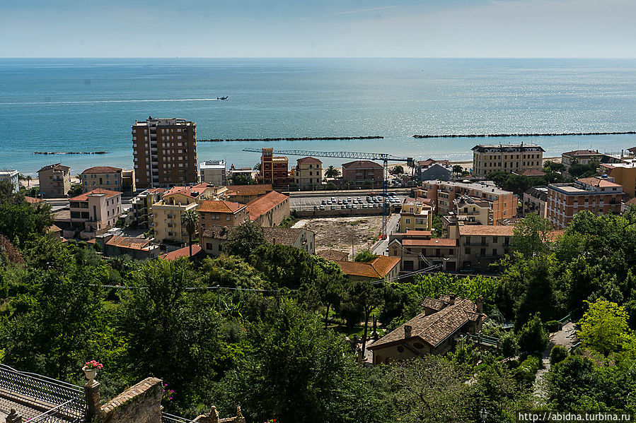 Вид на курорт с верхней части города Гроттамаре, Италия
